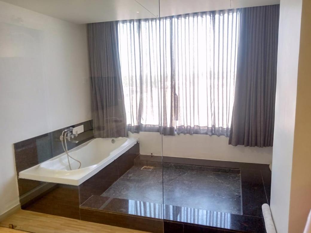 Hotel Shivalik - Mehsana Mahesana Kültér fotó