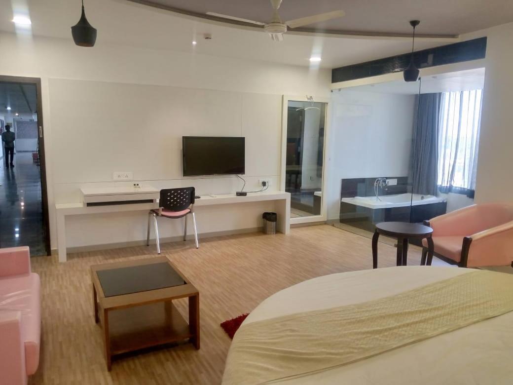 Hotel Shivalik - Mehsana Mahesana Kültér fotó