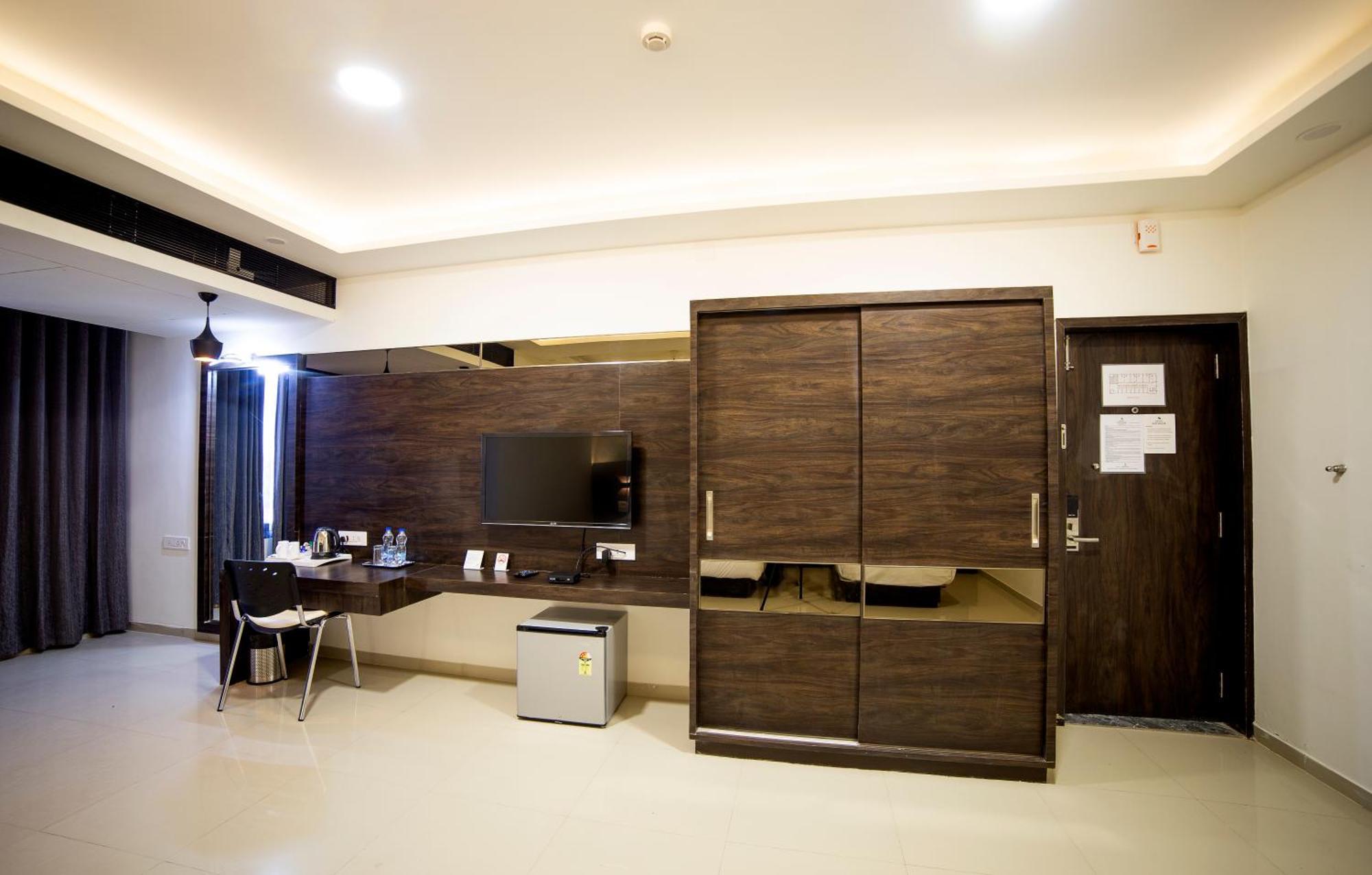 Hotel Shivalik - Mehsana Mahesana Kültér fotó